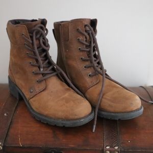 Clarks tan boots